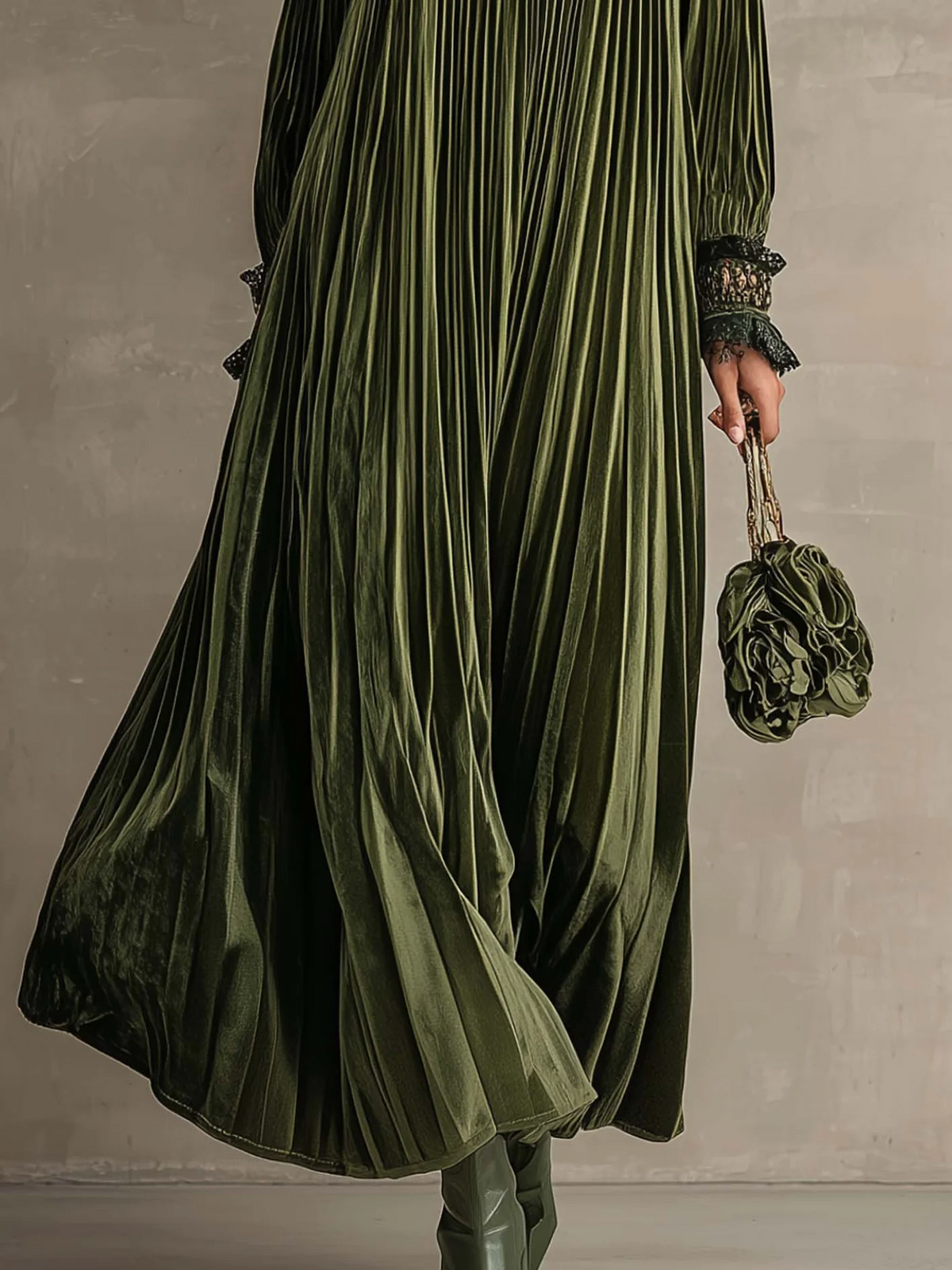 Abito lungo plissettato verde oliva con dettagli floreali sulle spalle