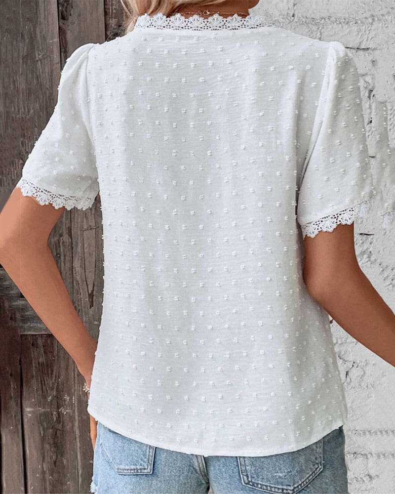 Eleanor | Camicetta da donna in stile bohémien con motivo a pois svizzeri e bordi in pizzo, scollo a V