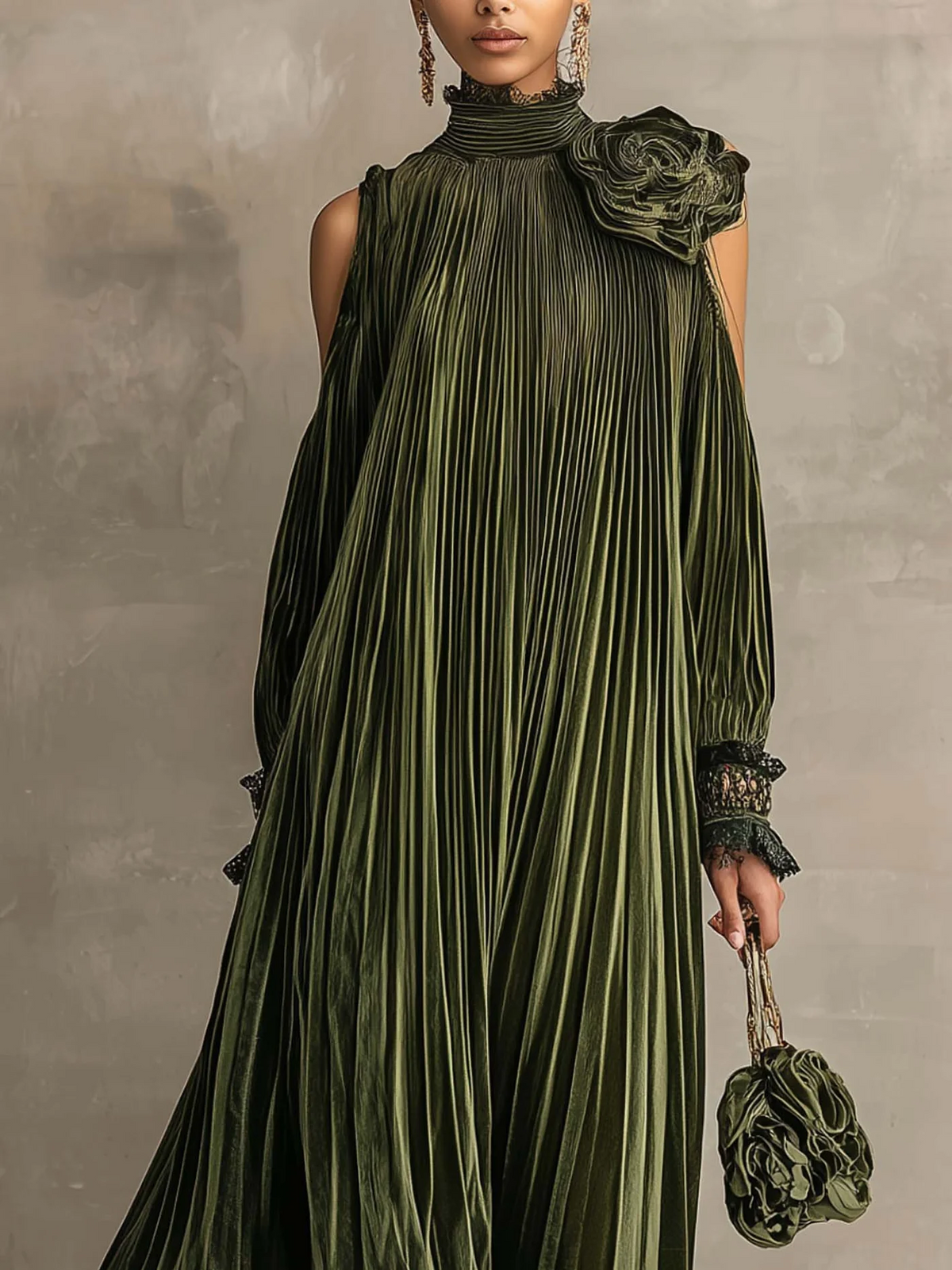 Abito lungo plissettato verde oliva con dettagli floreali sulle spalle