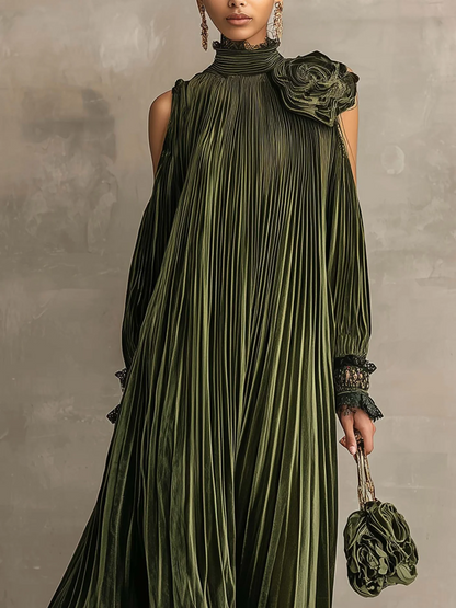 Abito lungo plissettato verde oliva con dettagli floreali sulle spalle