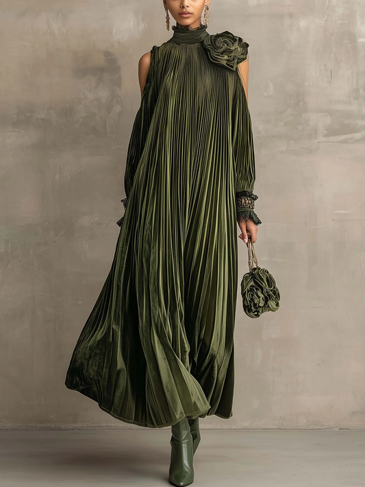 Abito lungo plissettato verde oliva con dettagli floreali sulle spalle