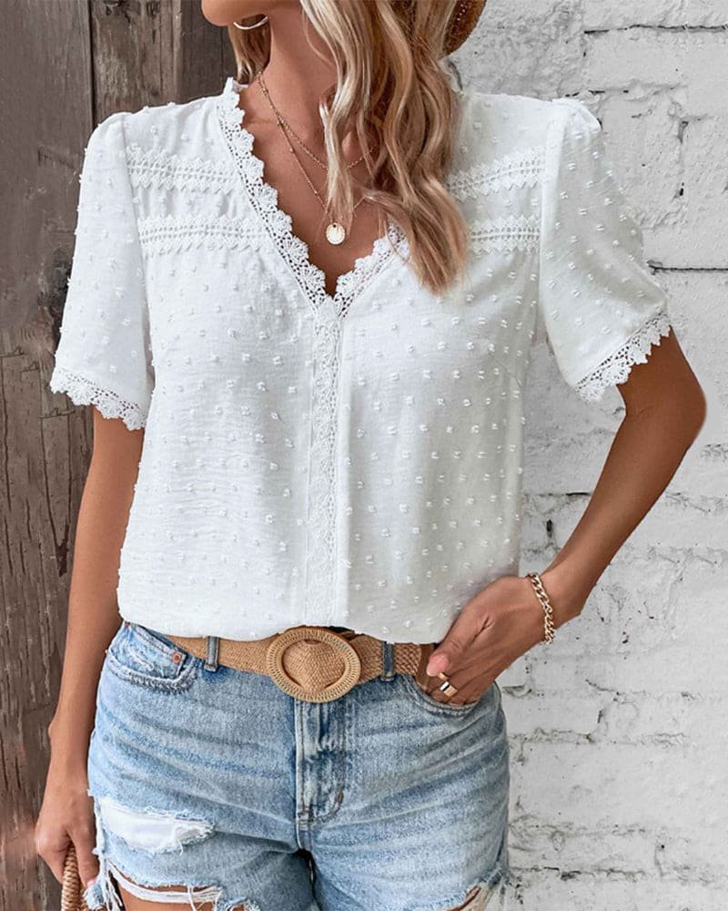 Eleanor | Camicetta da donna in stile bohémien con motivo a pois svizzeri e bordi in pizzo, scollo a V