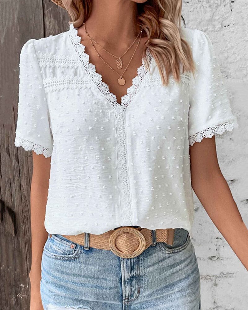Eleanor | Camicetta da donna in stile bohémien con motivo a pois svizzeri e bordi in pizzo, scollo a V