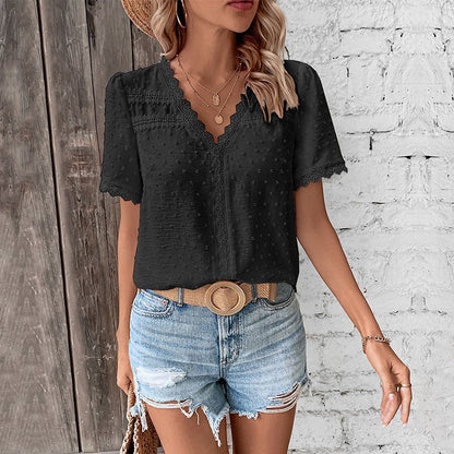 Eleanor | Camicetta da donna in stile bohémien con motivo a pois svizzeri e bordi in pizzo, scollo a V