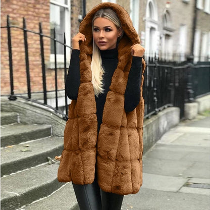 Camila | Gilet lungo da donna con cappuccio, trapuntato e in pelliccia sintetica