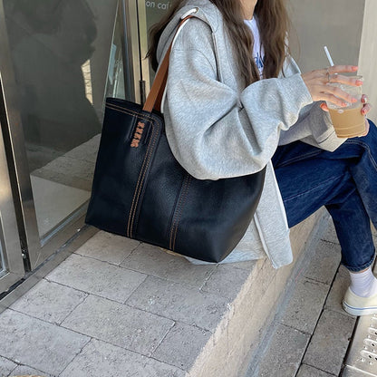 Harper | Borsa a tracolla grande da donna in pelle vegana, in stile minimalista